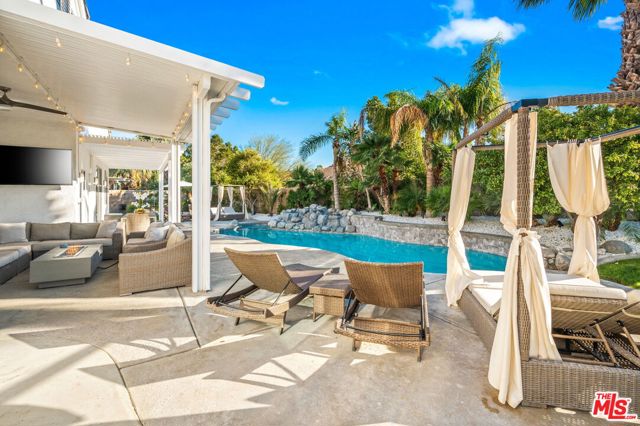 1083 E Circulo San Sorrento Road, Palm Springs CA: https://media.crmls.org/mediaz/7eab871b-2bf7-4816-9df4-6c74beaf0845.jpg