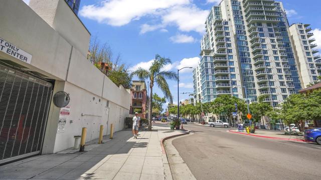 850 Beech Street, San Diego CA: https://media.crmls.org/mediaz/7eabd37b-0415-43fd-baff-6879ac190b8d.jpg