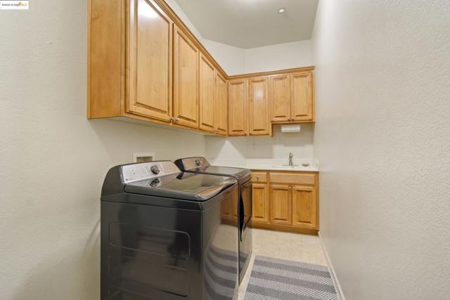 1117 Teal Ct, Brentwood CA: https://media.crmls.org/mediaz/7eabffa9-e99e-4436-b22b-d48b0ecefd32.jpg