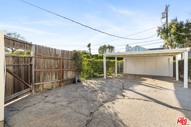 507 El Medio Avenue, Pacific Palisades CA: https://media.crmls.org/mediaz/7eadd15b-019b-4e72-aae9-67f9afd80e5e.jpg