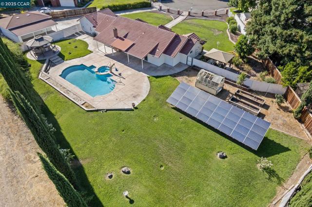 9822 Doyle Ct, Stockton CA: https://media.crmls.org/mediaz/7eade59e-4c05-41f8-850e-755951d9eed3.jpg