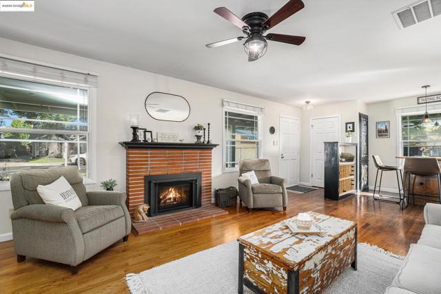 210 Delta Ave, Brentwood CA: https://media.crmls.org/mediaz/7eaf45ee-bcd9-4389-9bc5-a1defbfeb6db.jpg