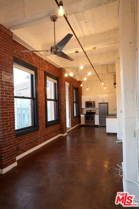 215 W 7th Street, Los Angeles CA: https://media.crmls.org/mediaz/7eb054fa-047c-4805-8ef1-c1c35c83ebdc.jpg
