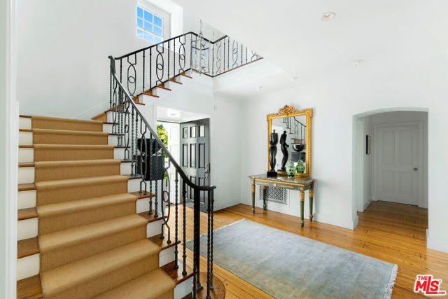 615 Trenton Drive, Beverly Hills CA: https://media.crmls.org/mediaz/7eb09255-7a11-4621-bd9d-f88ac5e926a2.jpg
