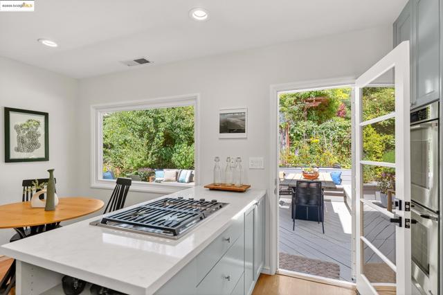 2773 Argyle Street, Oakland CA: https://media.crmls.org/mediaz/7eb0aacc-8ac2-4a9b-b84a-709cd97e8038.jpg
