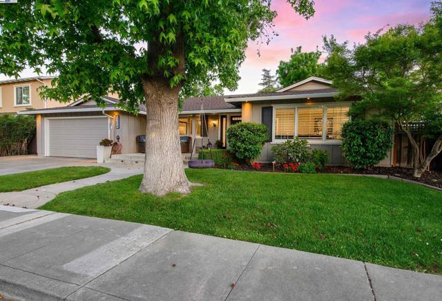 5204 Hummingbird Rd, Pleasanton CA: https://media.crmls.org/mediaz/7eb13c9e-9cae-4a0b-b0c4-0cc7b784238c.jpg