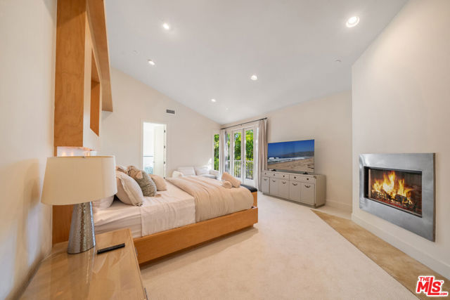 10148 Angelo Circle, Beverly Hills CA: https://media.crmls.org/mediaz/7eb1617f-5aa9-4437-8216-95e86332be14.jpg