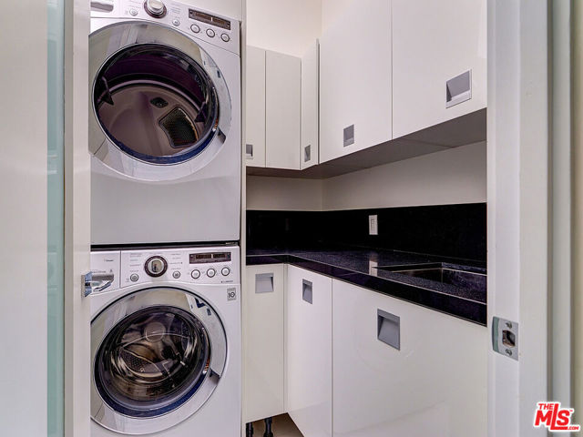 6360 Maryland Drive, Los Angeles CA: https://media.crmls.org/mediaz/7eb28da0-d82d-4abe-b8a2-28fb8d7e50cc.jpg
