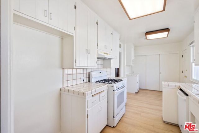 12848 Tiara Street, Valley Village CA: https://media.crmls.org/mediaz/7eb2a89a-cefc-49e8-a4e2-653de5573bcd.jpg