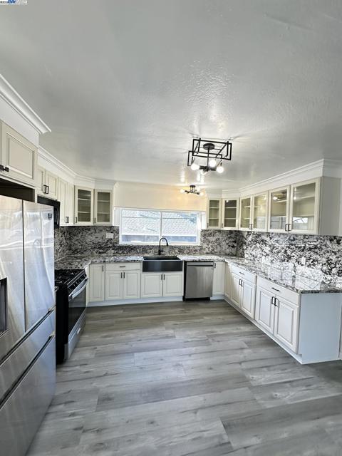 1725 96Th Ave, Oakland CA: https://media.crmls.org/mediaz/7eb2b672-6304-43ee-b573-fd0aa4edbbb7.jpg