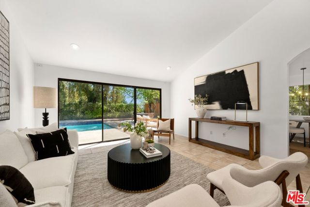 3018 Nicada Drive, Los Angeles CA: https://media.crmls.org/mediaz/7eb35541-d9e5-4312-9730-c84d0aec4ddd.jpg