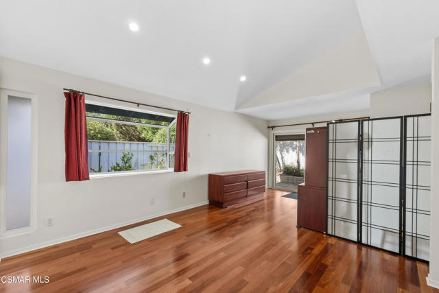 1641 Trafalgar Place, Westlake Village CA: https://media.crmls.org/mediaz/7eb38d6f-0264-46ec-8395-a7ddc3a911b1.jpg