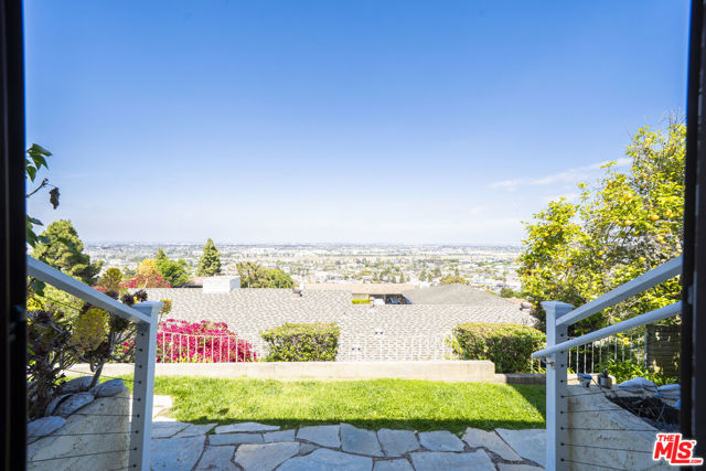 24880 Via Valmonte, Torrance CA: https://media.crmls.org/mediaz/7eb3a820-d2a3-4ef9-a575-2b4ed539f733.jpg