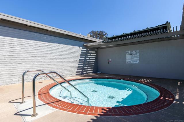 2071 Caminito Circulo Norte, La Jolla CA: https://media.crmls.org/mediaz/7eb45a19-b487-4854-bf4e-d29e5392283e.jpg