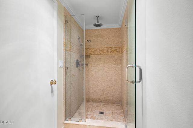 125 W Mountain Street, Glendale CA: https://media.crmls.org/mediaz/7eb4fa43-da1b-450b-a914-8441712454df.jpg