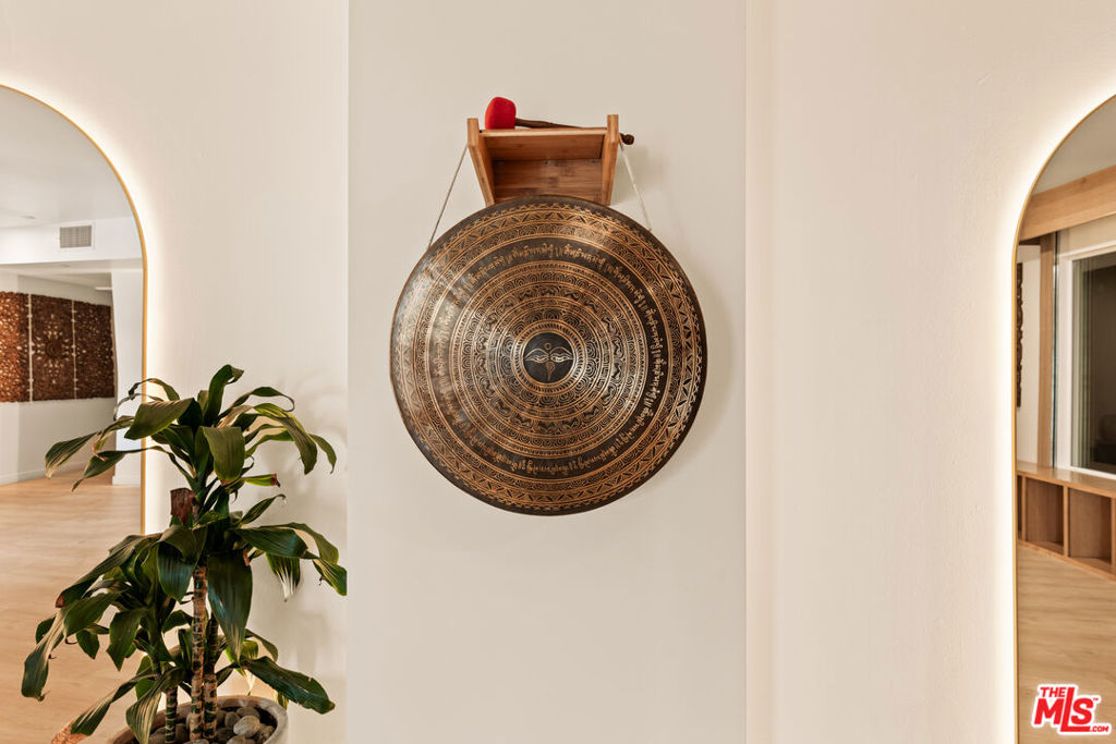 https://media.crmls.org/mediaz/7eb53adc-8dd9-4717-96ae-698e2c282184.jpg?preset=X-Large