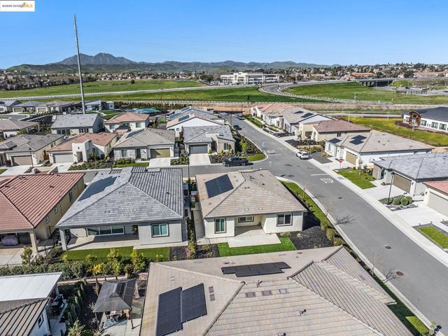 102 Coral St, Brentwood CA: https://media.crmls.org/mediaz/7eb5e36b-3859-41ee-9f7f-c0a6d831244d.jpg