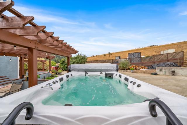 26928 Palomares Rd, Castro Valley CA: https://media.crmls.org/mediaz/7eb6af9a-051b-4200-a46c-c80bcd0a060f.jpg