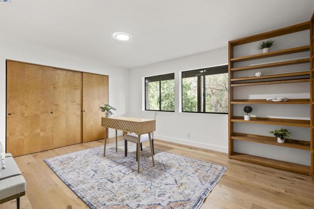 6425 Zinn Dr, Oakland CA: https://media.crmls.org/mediaz/7eb7673e-f3a3-47aa-a71a-4b0b56ef650c.jpg
