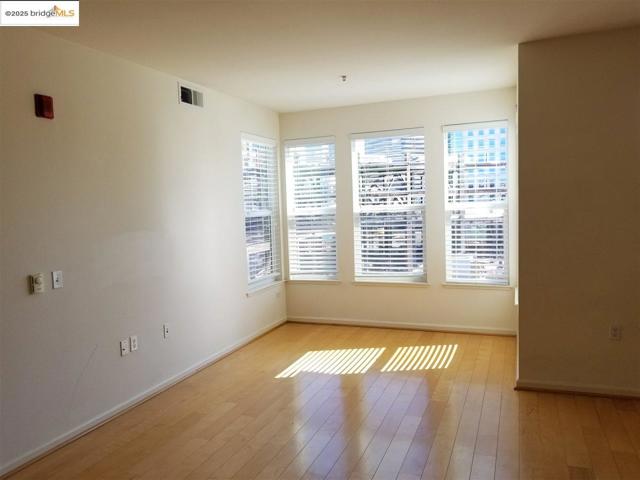 655 12Th St, Oakland CA: https://media.crmls.org/mediaz/7eb8102f-4679-4040-89be-d562f0501c7f.jpg