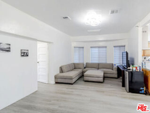 1207 S Harvard Boulevard, Los Angeles CA: https://media.crmls.org/mediaz/7eb81740-4e13-4a25-b9f5-b53b49e83a5d.jpg
