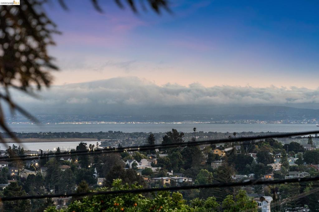 https://media.crmls.org/mediaz/7eb83ff1-8c68-402c-9605-a01ec2b7dafa.jpg?preset=X-Large