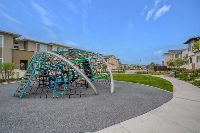 2078 Bluestone Cir, Chula Vista CA: https://media.crmls.org/mediaz/7eb898bc-f129-42d0-8104-999670bbeb85.jpg