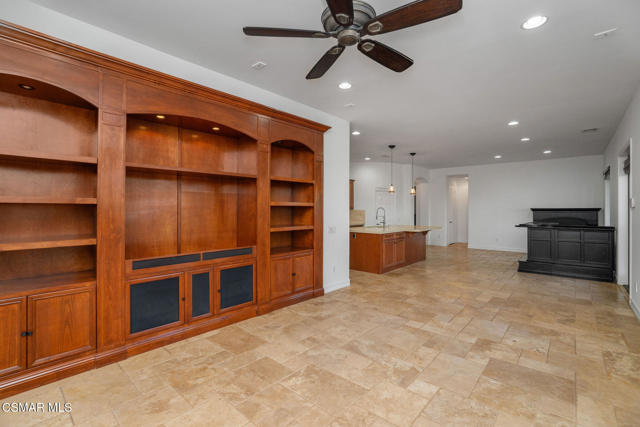 4940 Corral Street, Simi Valley CA: https://media.crmls.org/mediaz/7eb8bb7d-dab7-4388-945b-71a2a702e3b1.jpg