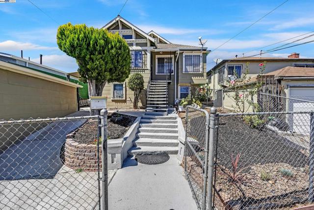 2309 High St, Oakland CA: https://media.crmls.org/mediaz/7eb9982f-f811-4389-8c06-48ccde54ea7a.jpg
