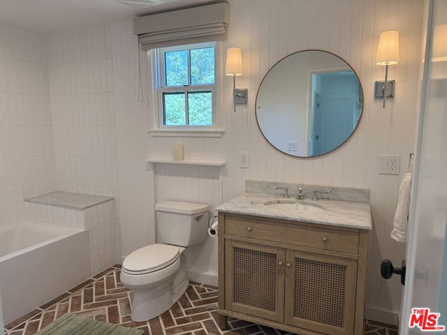 2310 Laguna Circle Drive, Agoura Hills CA: https://media.crmls.org/mediaz/7eb9bc17-913a-427f-b560-135c68ce650d.jpg