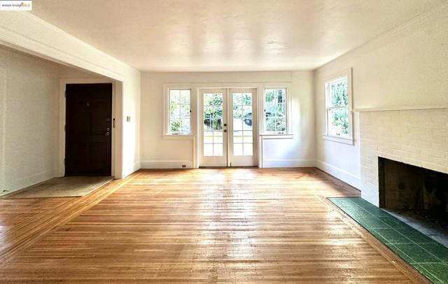 6014 La Salle Ave, Oakland CA: https://media.crmls.org/mediaz/7eba063a-bbf6-4708-9dd6-94caf69758db.jpg