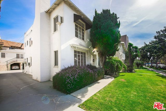 224 S Gale Drive, Beverly Hills CA: https://media.crmls.org/mediaz/7ebb323f-d9ac-4efd-bff6-132f4c983804.jpg