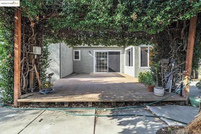 1916 Gamay DR, Oakley CA: https://media.crmls.org/mediaz/7ebc01dc-cdcb-44ce-8dc8-56c55b03defd.jpg