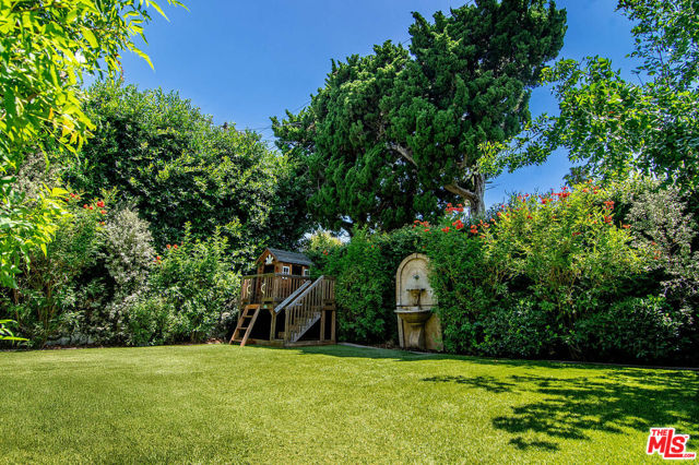 342 N Citrus Avenue, Los Angeles CA: https://media.crmls.org/mediaz/7ebc6e04-42b5-4546-b5d2-7211c43b4e85.jpg