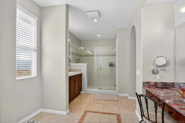 Image 43 of 73 For 18410 Lakepointe Dr