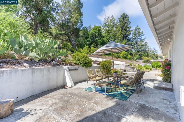 3215 Camino Colorados, Lafayette CA: https://media.crmls.org/mediaz/7ebe7be7-e7bc-43b1-b8b5-0984d08e5241.jpg
