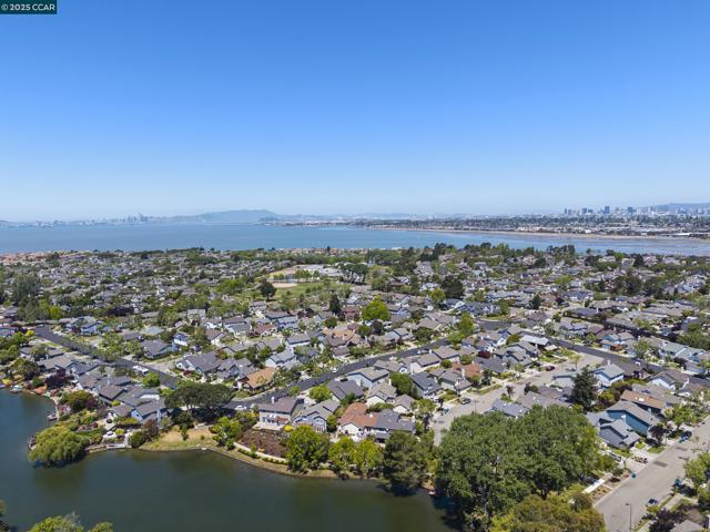 39 Crane Ct, Alameda CA: https://media.crmls.org/mediaz/7ebe9b77-b05d-4e91-8587-eb468afc77a5.jpg