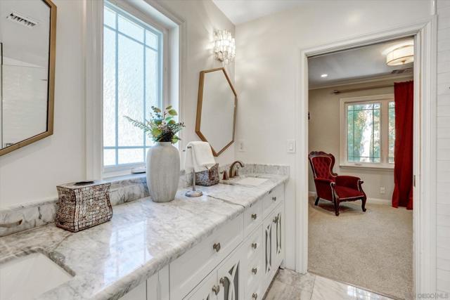 1901 N Catalina Street, Los Angeles CA: https://media.crmls.org/mediaz/7ebf9e01-7103-4600-8071-d43254d406bc.jpg