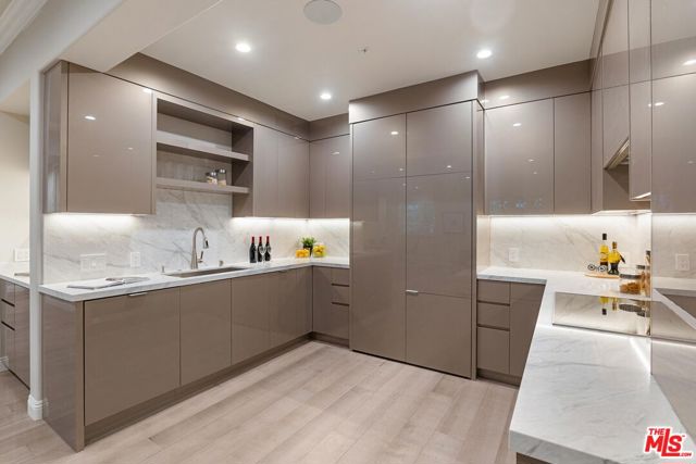 11500 San Vicente Boulevard, Los Angeles CA: https://media.crmls.org/mediaz/7ec077fa-1fce-4ae4-a53f-42968b78aa93.jpg
