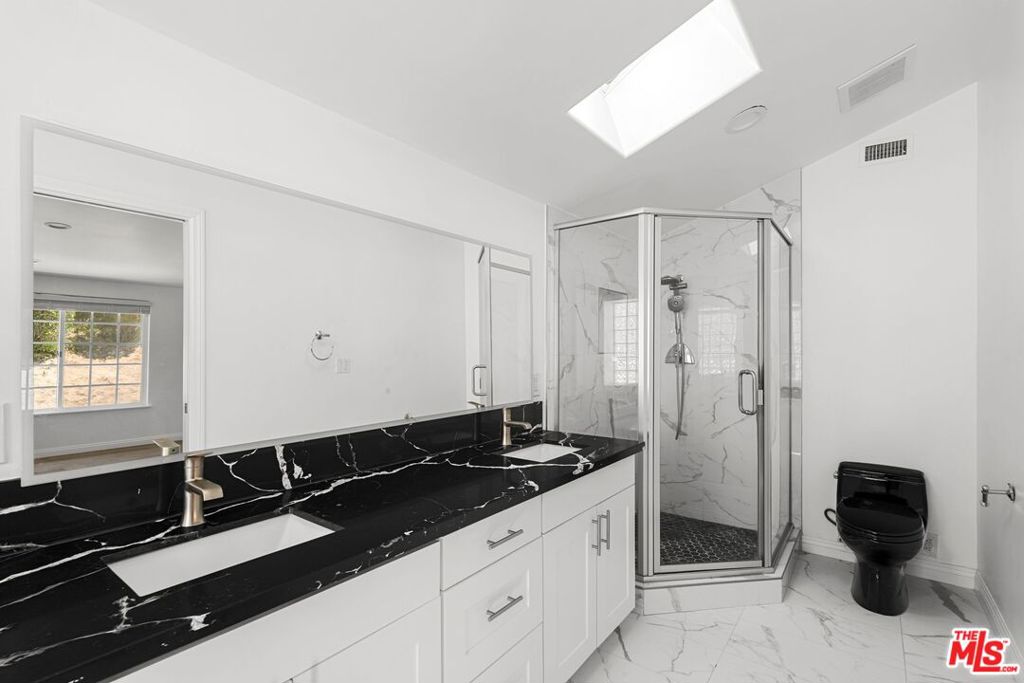 https://media.crmls.org/mediaz/7ec222f8-6544-4308-8870-159360b03124.jpg?preset=X-Large