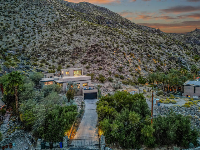 1821 Crestview Drive, Palm Springs CA: https://media.crmls.org/mediaz/7ec56e2c-2946-4603-9d61-ec47bc0e2624.jpg