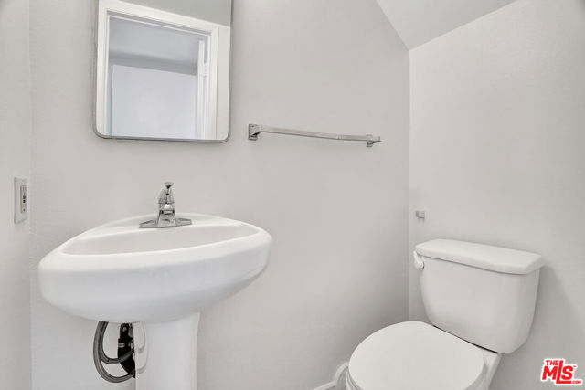 10065 De Soto Avenue, Chatsworth CA: https://media.crmls.org/mediaz/7ec6e336-af33-43cd-b65f-1851352fbaba.jpg