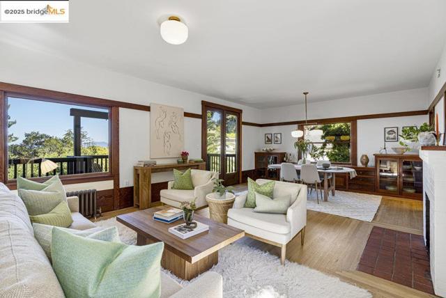 1398 Scenic Ave, Berkeley CA: https://media.crmls.org/mediaz/7ec978a1-24dc-4aff-952f-3fcd96799e5b.jpg