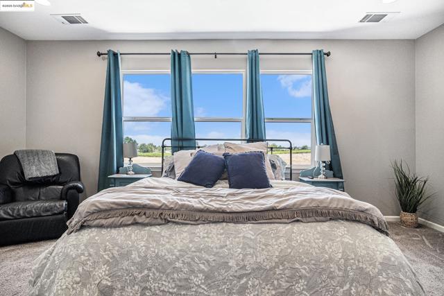 583 Sawgrass Way, Oakley CA: https://media.crmls.org/mediaz/7eca12e6-24cf-4242-9374-0e888745e774.jpg