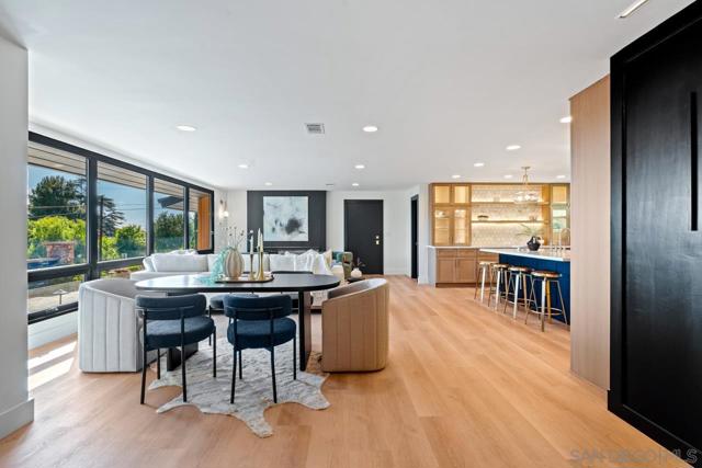 4911 Beaumont Dr, La Mesa CA: https://media.crmls.org/mediaz/7eca6f1a-aca4-4458-aa26-29597b1b195c.jpg