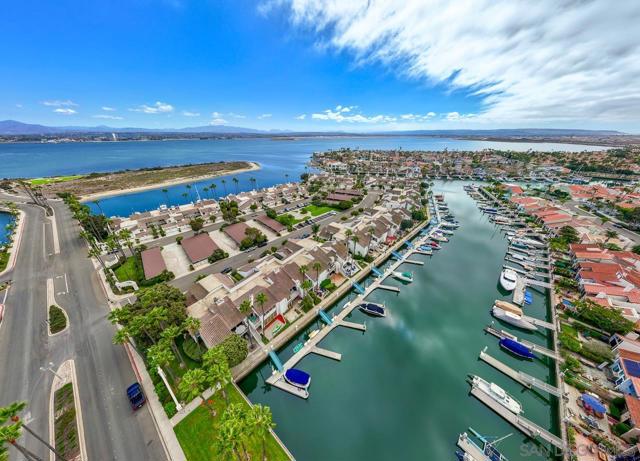 94 Kingston Ct W, Coronado CA: https://media.crmls.org/mediaz/7ecaab9e-0094-49d4-ae0a-ca386e979ab0.jpg