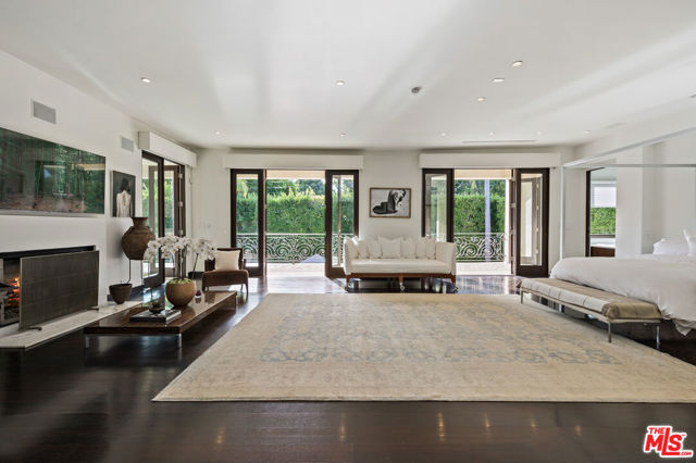 623 N ALTA Drive, Beverly Hills CA: https://media.crmls.org/mediaz/7ece9029-01bf-42f8-960e-079e52d907c3.jpg