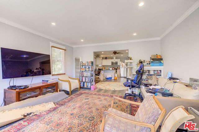2656 Kenwood Avenue, Los Angeles CA: https://media.crmls.org/mediaz/7ece9181-a162-4db1-b0ed-f9c9b62a915a.jpg