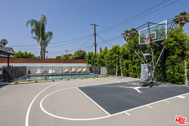 6610 Farralone Avenue, Woodland Hills CA: https://media.crmls.org/mediaz/7ece9980-0b46-4b5a-9d17-55d6756d4ccf.jpg