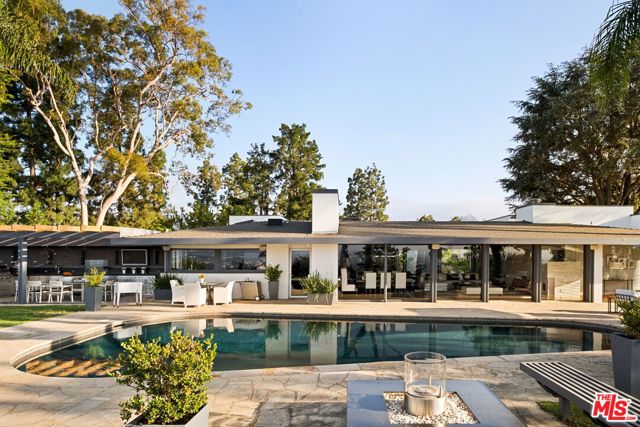 11531 Amanda Drive, Studio City CA: https://media.crmls.org/mediaz/7ecf56e9-9f47-4204-83fa-75dbe3f9c85b.jpg